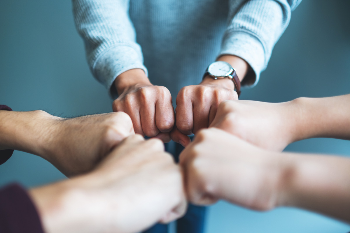 Team di lavoro in una PMI di Como che collabora attivamente migliorando la comunicazione interna
