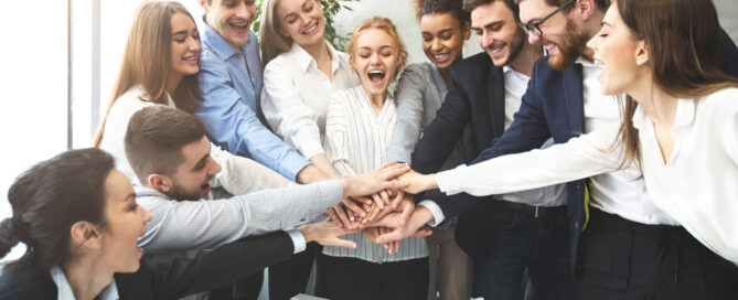 Team di una PMI con un clima aziendale positivo grazie a leadership e comunicazione efficaci