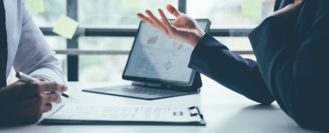 Titolare di PMI durante un colloquio di retention con un collaboratore