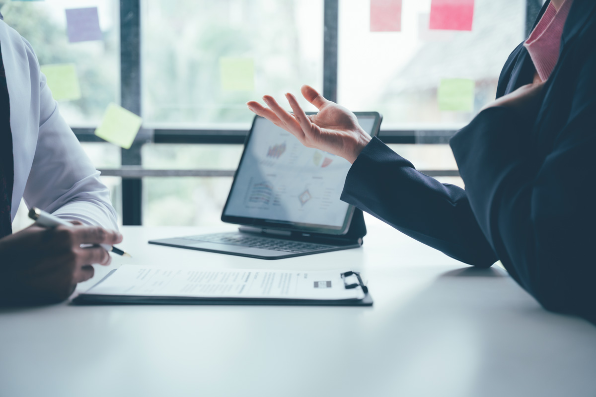 Titolare di PMI durante un colloquio di retention con un collaboratore