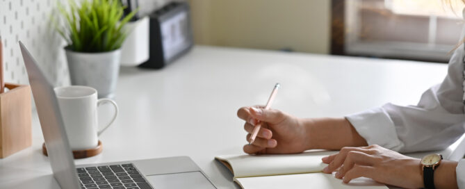 Imprenditore che organizza la propria agenda settimanale in ufficio