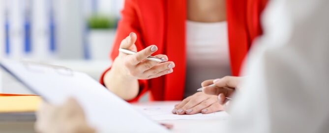 Titolare durante un colloquio di feedback con un collaboratore in azienda